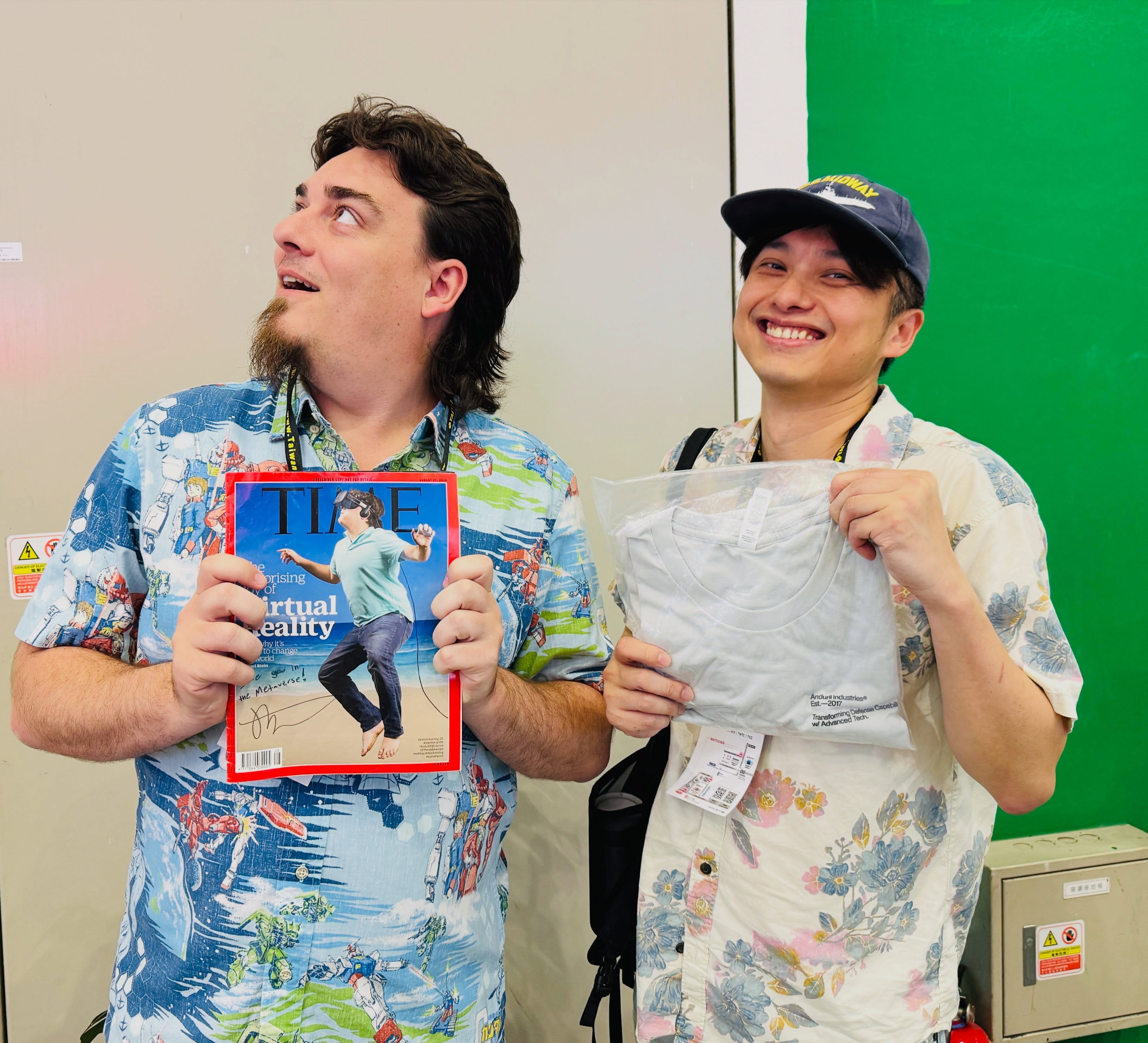 蕭上農與 Palmer Luckey 本人合影